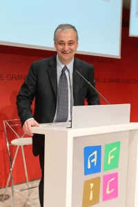 Photo de Philippe BLOCH en train d'animer une convention de l'AFIC dans l'auditorium de la Bourse de Paris